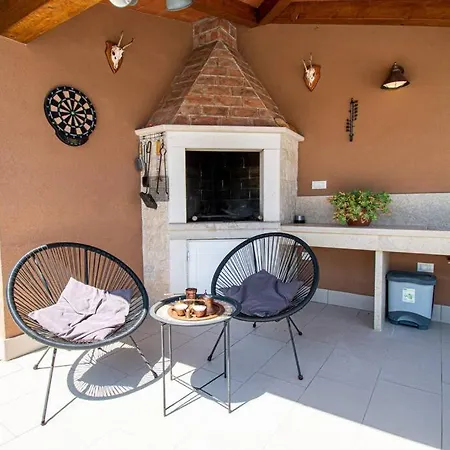 Charming With Pool And Jacuzzi - By Istrabook