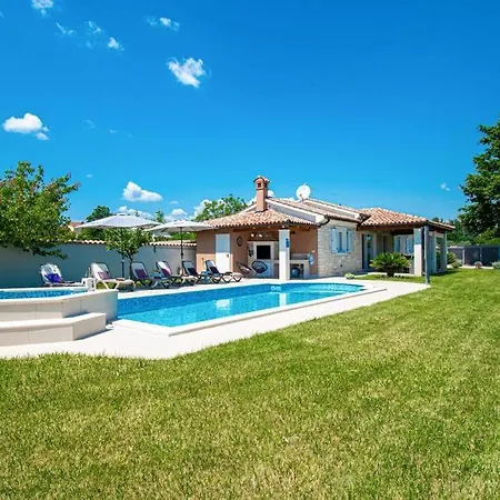 Vila Charming With Pool And Jacuzzi