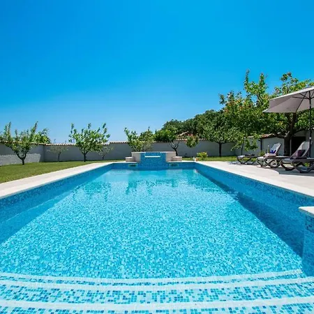 Charming With Pool And Jacuzzi - By Istrabook