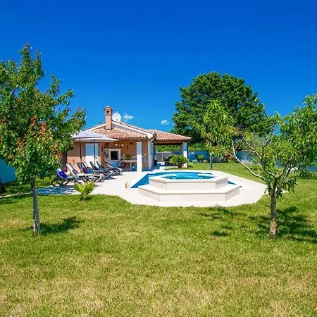 Charming With Pool And Jacuzzi - By Istrabook Willa *