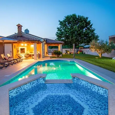 Charming With Pool And Jacuzzi - By Istrabook Vila *