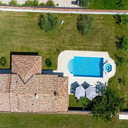 Charming With Pool And Jacuzzi - By Istrabook Pula