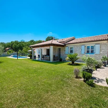 Charming With Pool And Jacuzzi Pula