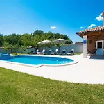 וילה Charming With Pool And Jacuzzi - By Istrabook פולה