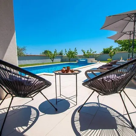 Willa Charming With Pool And Jacuzzi