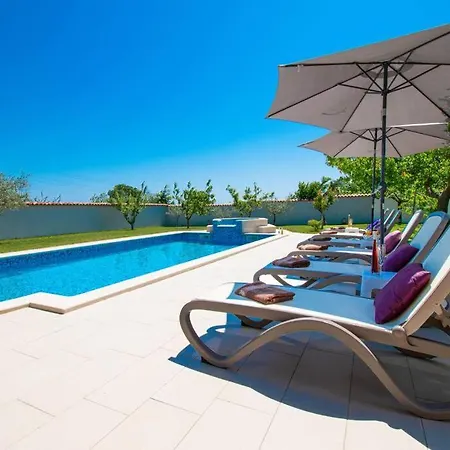 Villa Charming With Pool And Jacuzzi