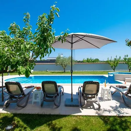 Charming With Pool And Jacuzzi - By Istrabook *