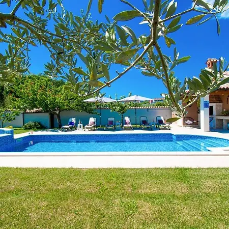Villa Charming With Pool And Jacuzzi Pula