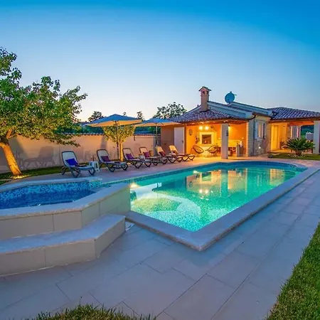 Charming With Pool And Jacuzzi Villa Pula