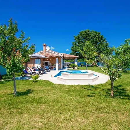 Charming With Pool And Jacuzzi Villa *