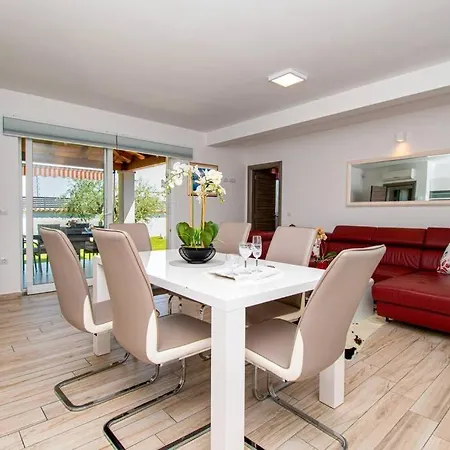 Charming With Pool And Jacuzzi