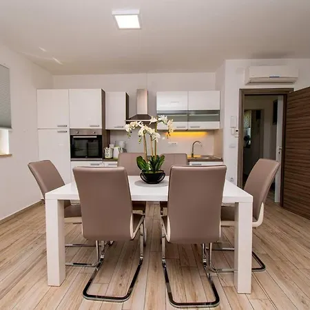 Charming With Pool And Jacuzzi Willa Pula