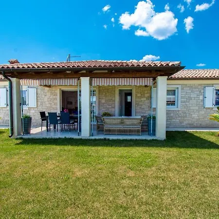 Charming With Pool And Jacuzzi * Pula