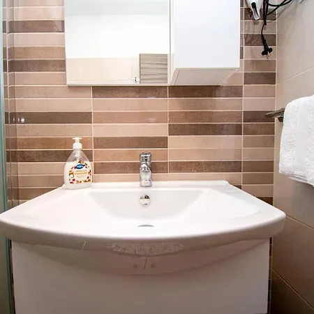 Charming With Pool And Jacuzzi Pula