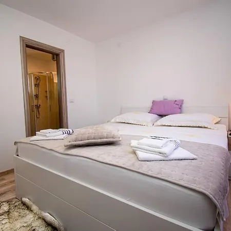 Willa Charming With Pool And Jacuzzi