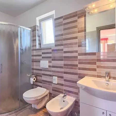 Willa Charming With Pool And Jacuzzi