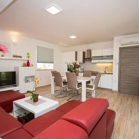 Charming With Pool And Jacuzzi Pula