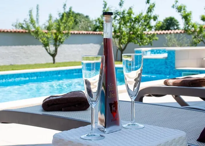 Charming With Pool And Jacuzzi * Póla