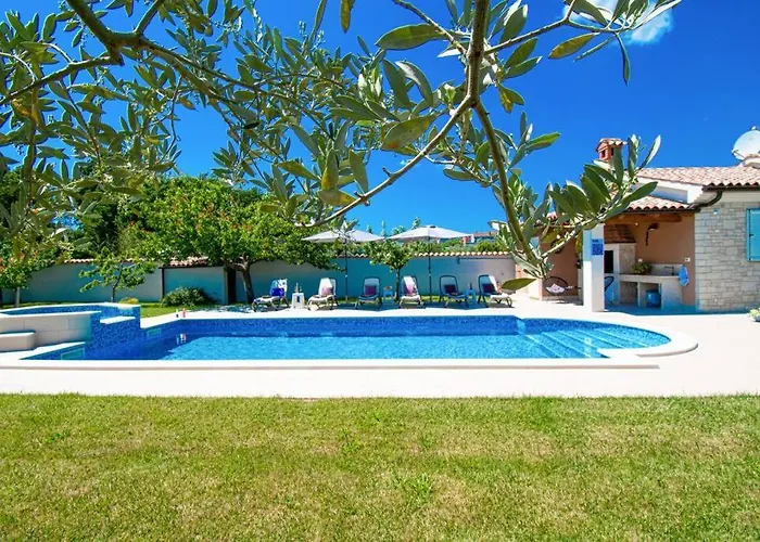 וילה Charming With Pool And Jacuzzi פולה