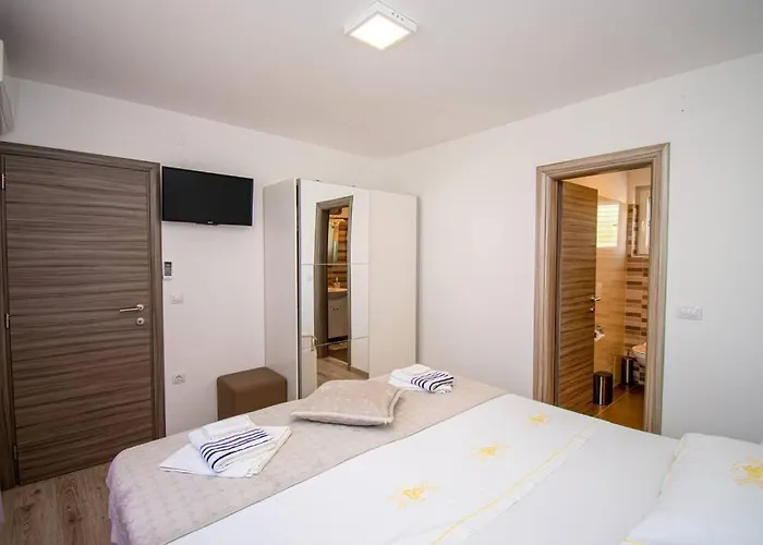 Charming With Pool And Jacuzzi * פולה