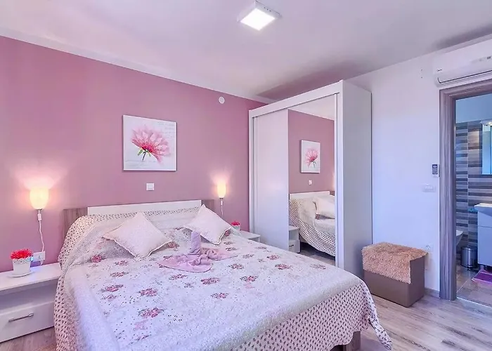 Charming With Pool And Jacuzzi Villa *