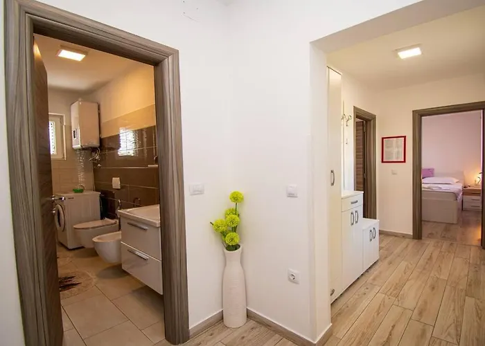 וילה Charming With Pool And Jacuzzi פולה