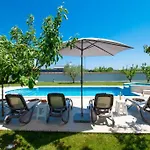 Charming With Pool And Jacuzzi - By Istrabook *
