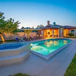 Charming With Pool And Jacuzzi - By Istrabook Villa Pula