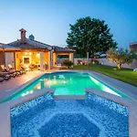 Charming With Pool And Jacuzzi - By Istrabook Villa *