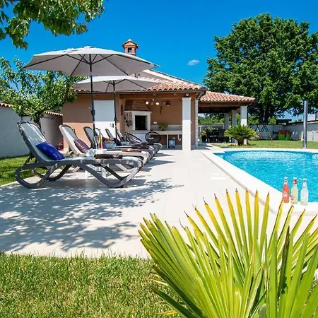 Charming With Pool And Jacuzzi - By Istrabook