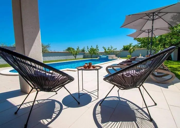 Villa Charming With Pool And Jacuzzi