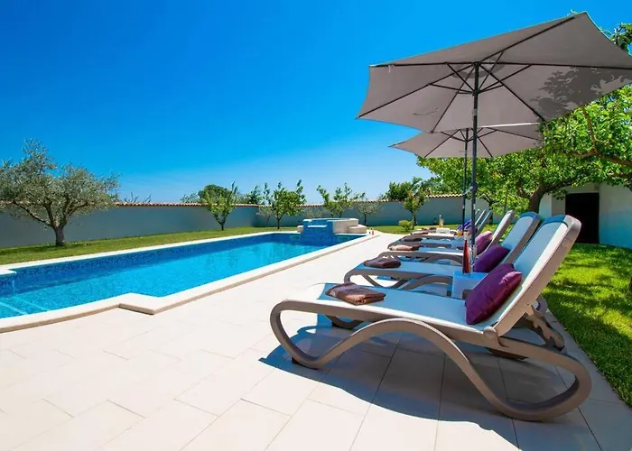 Villa Charming With Pool And Jacuzzi