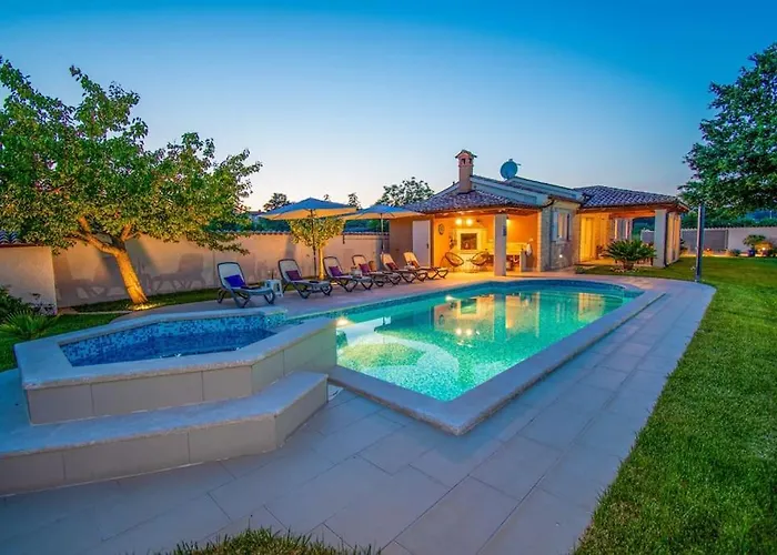Charming With Pool And Jacuzzi Villa Pula