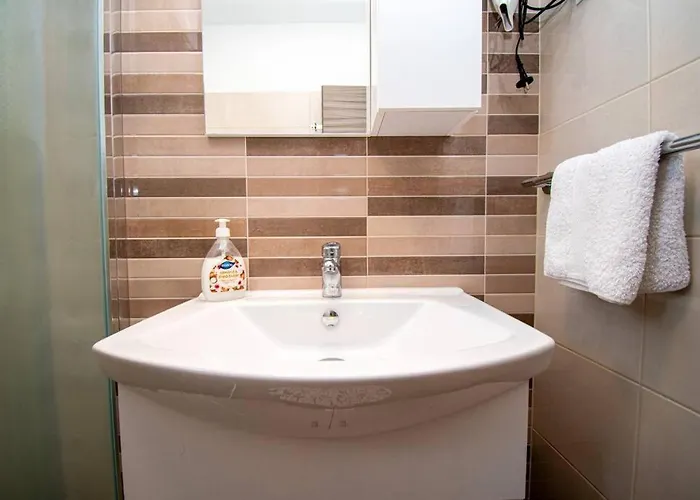 Charming With Pool And Jacuzzi Pula