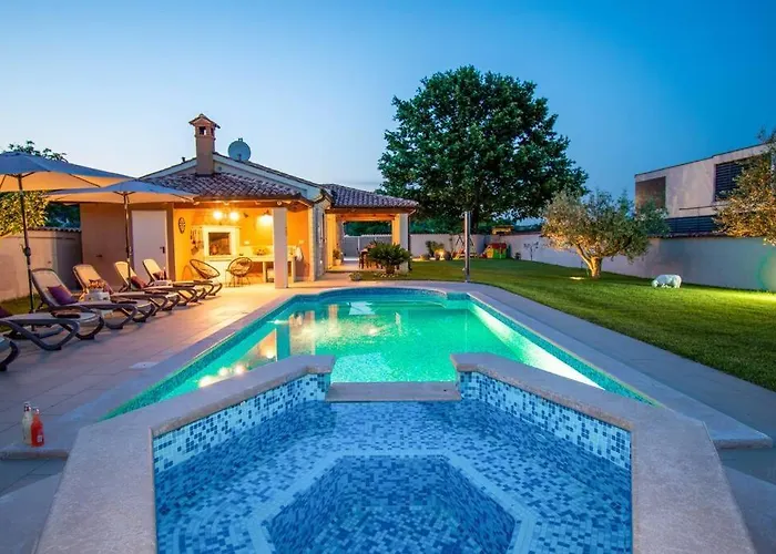Charming With Pool And Jacuzzi Villa *